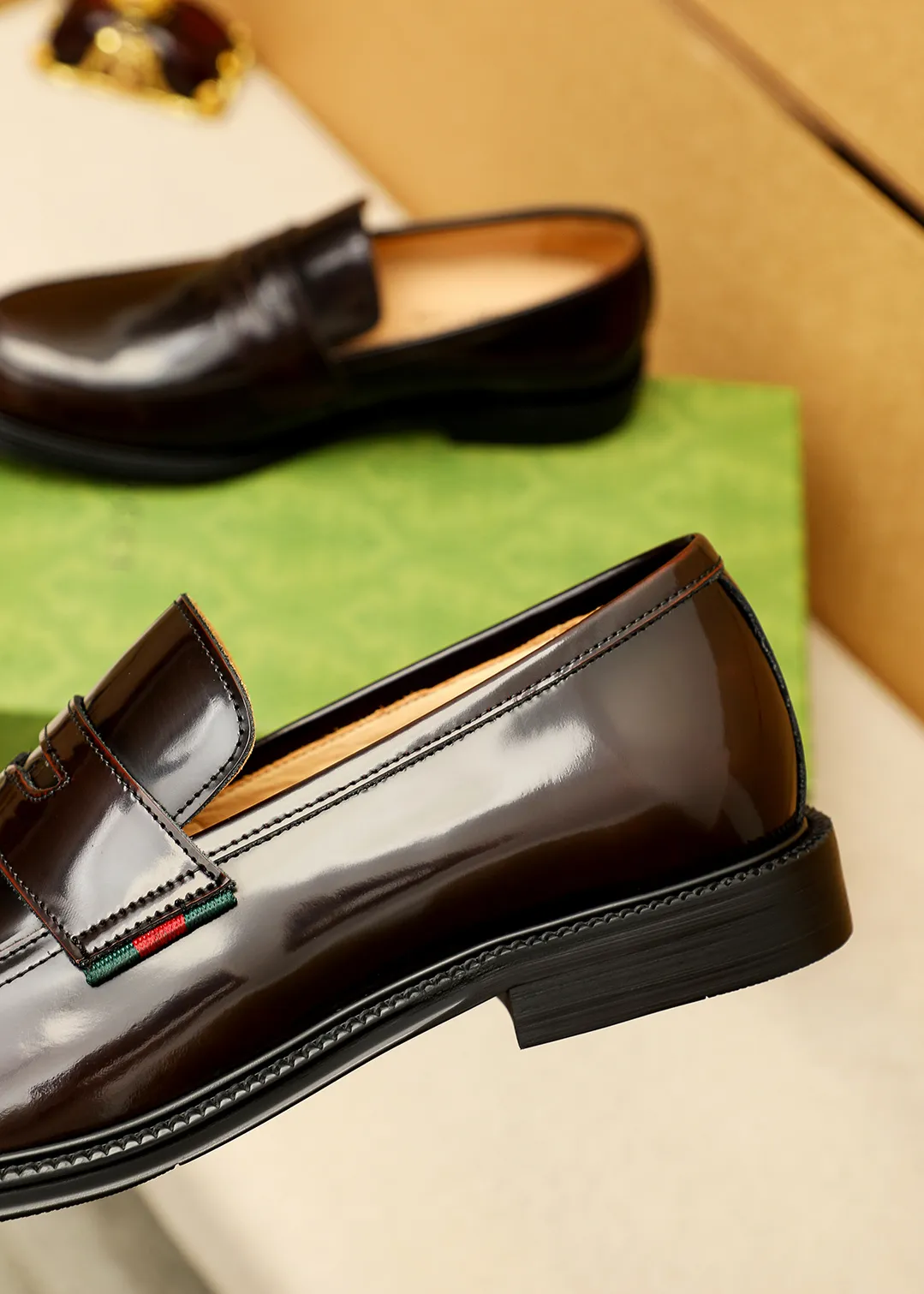 Men's shoes 💰520 💐 Product trademark: GUCCI "Gucci" casual leather shoes Regular size: 38-44 (45.46🉑️customized) Product materials: Selected imported first-layer open-edge beaded cowhide leather upper, imported water-dyed cowhide leather lining. Strong three-dimensional visual effect, original outsole Color: 4⃣️colors available